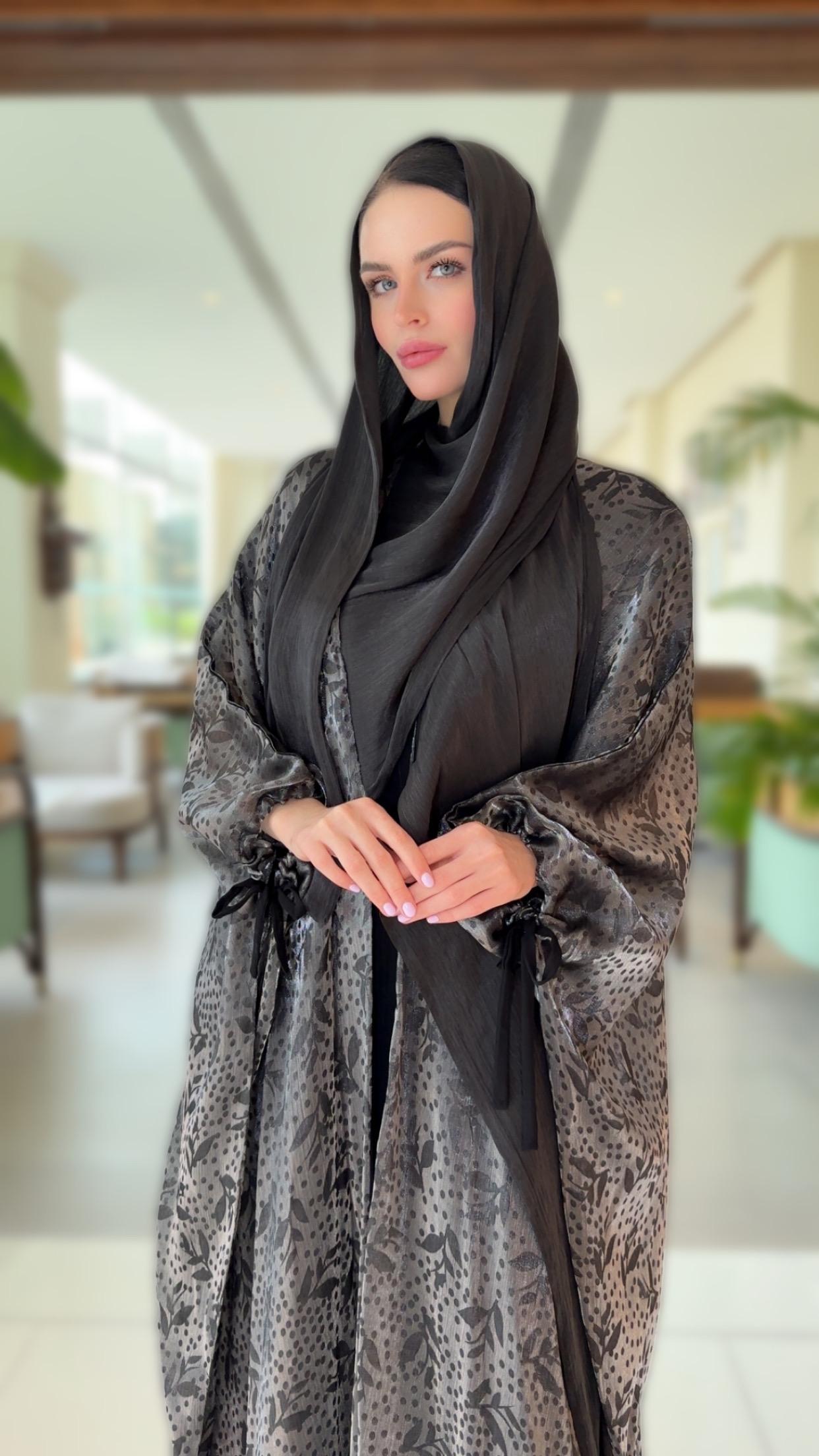 عباية بسواد رمادي